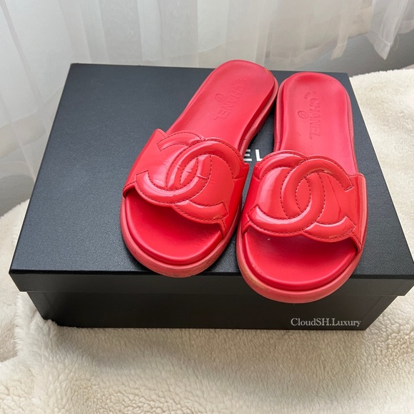 Auth Chanel Pink Red Patent Leather Classic CC Logo Mules - Size 38 - Picture 1 of 13
